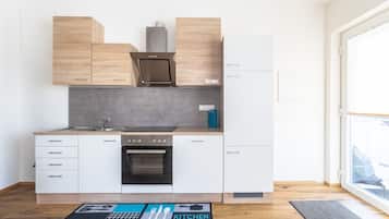 Een koelkast, een microgolfoven, een oven, een kookplaat