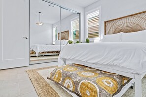 Tabla de planchar con plancha, cuna de viaje, wifi gratis y ropa de cama
