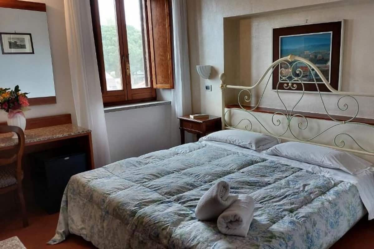 Habitación doble Confort | Caja de seguridad en la habitación y escritorio