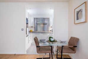Apartment | Dining - Luxury 1 Bed Apartment Close To Excel & o2 (London)