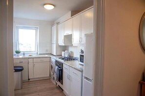 Appartement | Cuisine privée | Réfrigérateur, four à micro-ondes, un four, surface de cuisson