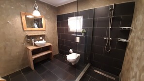 Comfort Studio | Bathroom | Shower, towels - Casa Trankilo (Kralendijk)