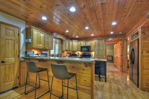 Private kitchen - Rustic Cabin w/ 3 En suite BR w/ Game Room + Loft (Mineral Bluff)