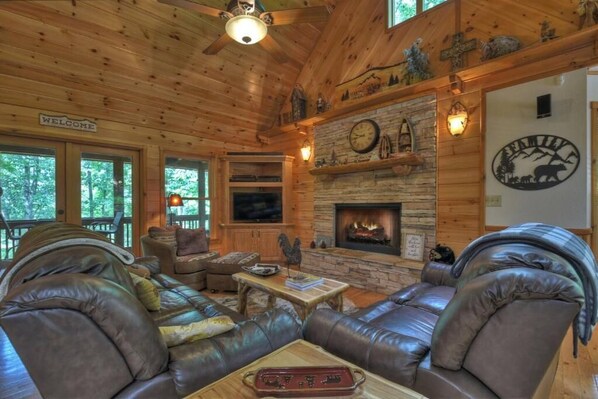 Living area - Rustic Cabin w/ 3 En suite BR w/ Game Room + Loft (Mineral Bluff)