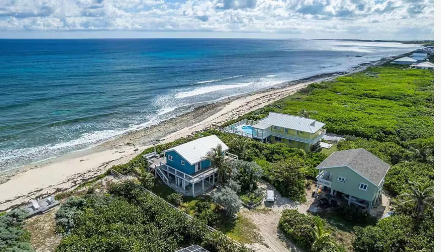 På stranden, solsenger og strandhåndklær