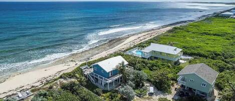 Plage, chaises longues, serviettes de plage