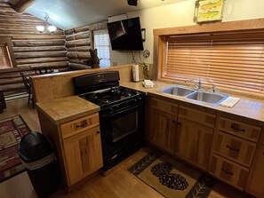 Cookware/dishes/utensils - Charming "Vintage" Style Mountain Cabin Under the Pines (Almont)