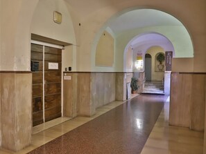 المنشأة من الداخل