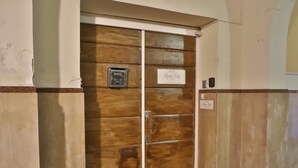 Una porta doble de fusta amb un senyal que diu "Roma City".