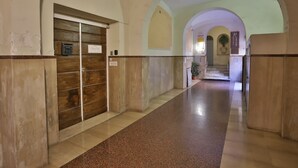 A corridor with arched ceilings and a wooden door labeled "Roma City." - B&B 50 meters from Roma Termini (Rome)