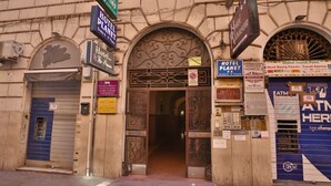 A building with multiple signs for Hotel Planet, Hotel Rubino, and Hotel Robinson. - B&B 50 meters from Roma Termini (Rome)