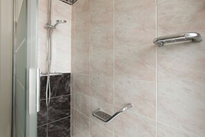 Douche, sèche-cheveux, bidet, serviettes fournies