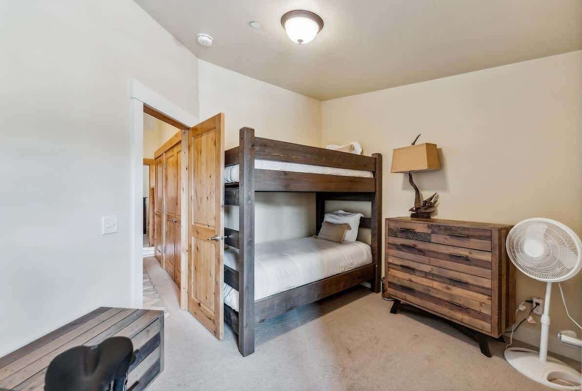 5 slaapkamers, een bureau, een strijkplank/strijkijzer, reisbedje