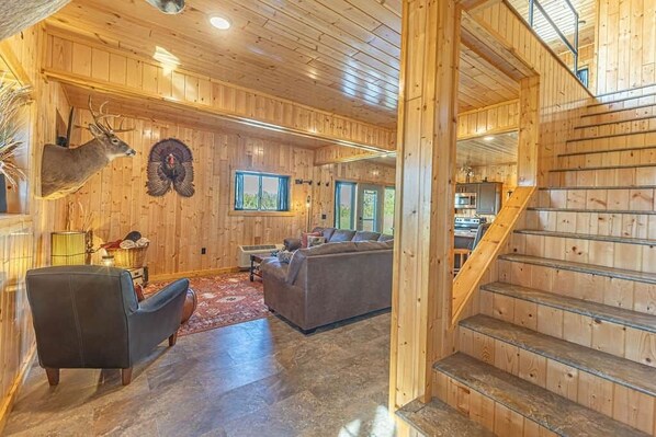 Smart TV, caminetto, libri