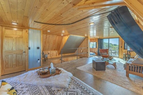 Barn On The Ridge / HOT TUB / Sleeps 6