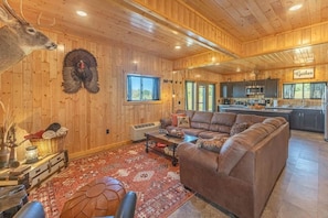 Smart TV, fireplace, books - Barn On The Ridge / HOT TUB / Sleeps 6 (Wheatland)
