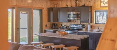 Een koelkast, een magnetron, een oven, een kookplaat