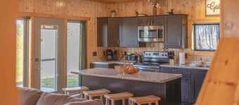 Barn On The Ridge / HOT TUB / Sleeps 6
