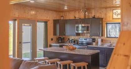 Barn On The Ridge / HOT TUB / Sleeps 6