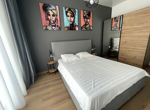 1 bedroom, iron/ironing board, WiFi, bed sheets - Apartment  - 2 minutes to the beach (Mamaia-Sat)