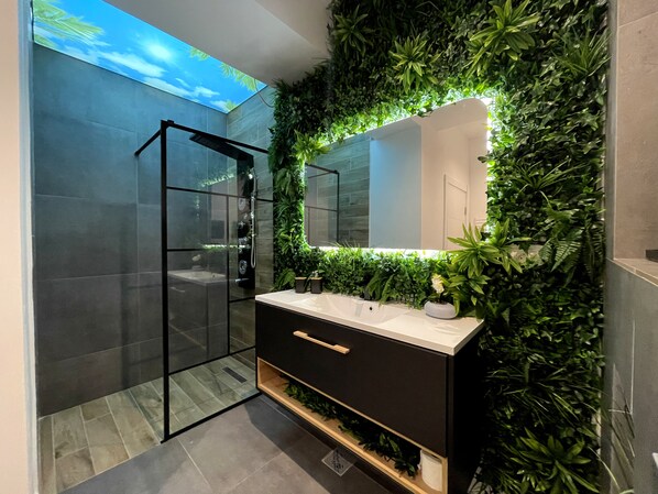 Dusche, Haartrockner, Bidet, Handtücher