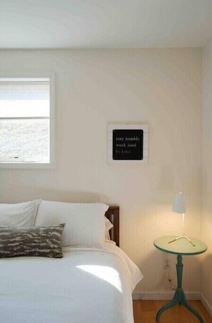 2 室のベッドルーム、WiFi (無料)、ベッドシーツ