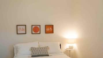 Een slaapkamer met een bed, een plafondventilator en wandlampen.