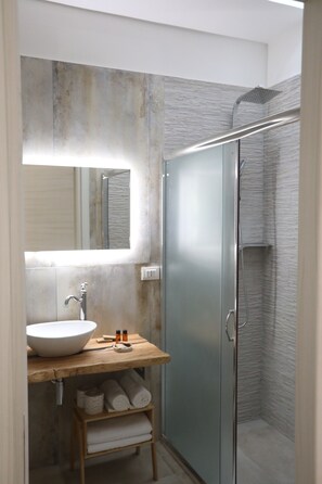 Standard-Vierbettzimmer | Badezimmer | Dusche, Regendusche, kostenlose Toilettenartikel, Haartrockner