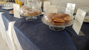 A breakfast buffet with pastries and beverages. - Luxury B&B Casina il Mandorlo (Nardò)