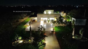 A building with a central courtyard, surrounded by trees and pathways. - Luxury B&B Casina il Mandorlo (Nardò)