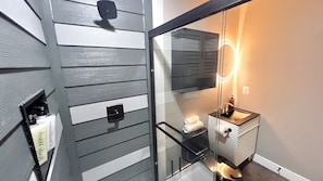 Dusche, Haartrockner, Handtücher, Seife