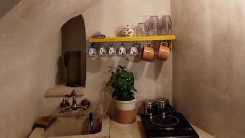 Fridge, stovetop, coffee/tea maker, electric kettle