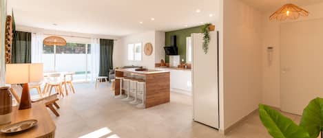 Een koelkast, een magnetron, een oven, een kookplaat