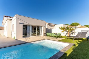 A modern house with a swimming pool, a patio with chairs, and a small garden. - Villa Selva, Beach 500 m Away (Sérignan)