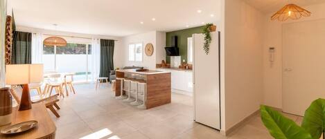 雪櫃、微波爐、焗爐、爐具