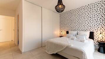 3 slaapkamers, een strijkplank/strijkijzer, reisbedje, gratis wifi