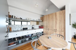 Fridge, oven, stovetop, dishwasher