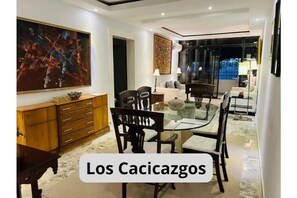 Dining - Safe and centrally located flat close to everything (Santo Domingo)