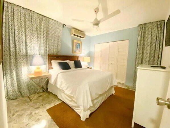 2 bedrooms, iron/ironing board, WiFi, bed sheets - Safe and centrally located flat close to everything (Santo Domingo)