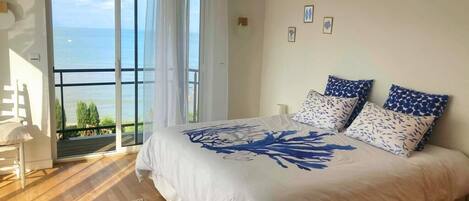 6 slaapkamers, een bureau, een strijkplank/strijkijzer, reisbedje