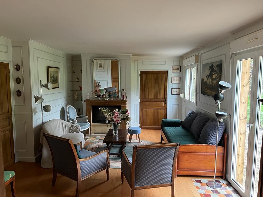 Televisie, een open haard, een dvd-speler en een tafeltennistafel