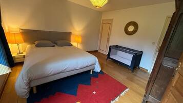 7 Schlafzimmer, Schreibtisch, Bügeleisen/Bügelbrett, Reisekinderbett