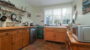 Refrigerador, lavavajillas, tetera eléctrica y tostadora