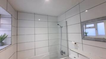 House | Bathroom | Combined shower/bathtub, deep-soaking bathtub, towels