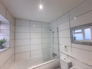 Bathroom - 3-bed House in Colchester With Parking and Wifi (Colchester)