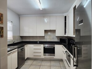 冷蔵庫、電子レンジ、オーブン、コンロ