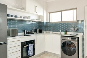 Frigorifero, microonde, forno, piano cottura