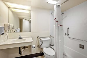Un baño moderno con lavamanos, inodoro y ducha.