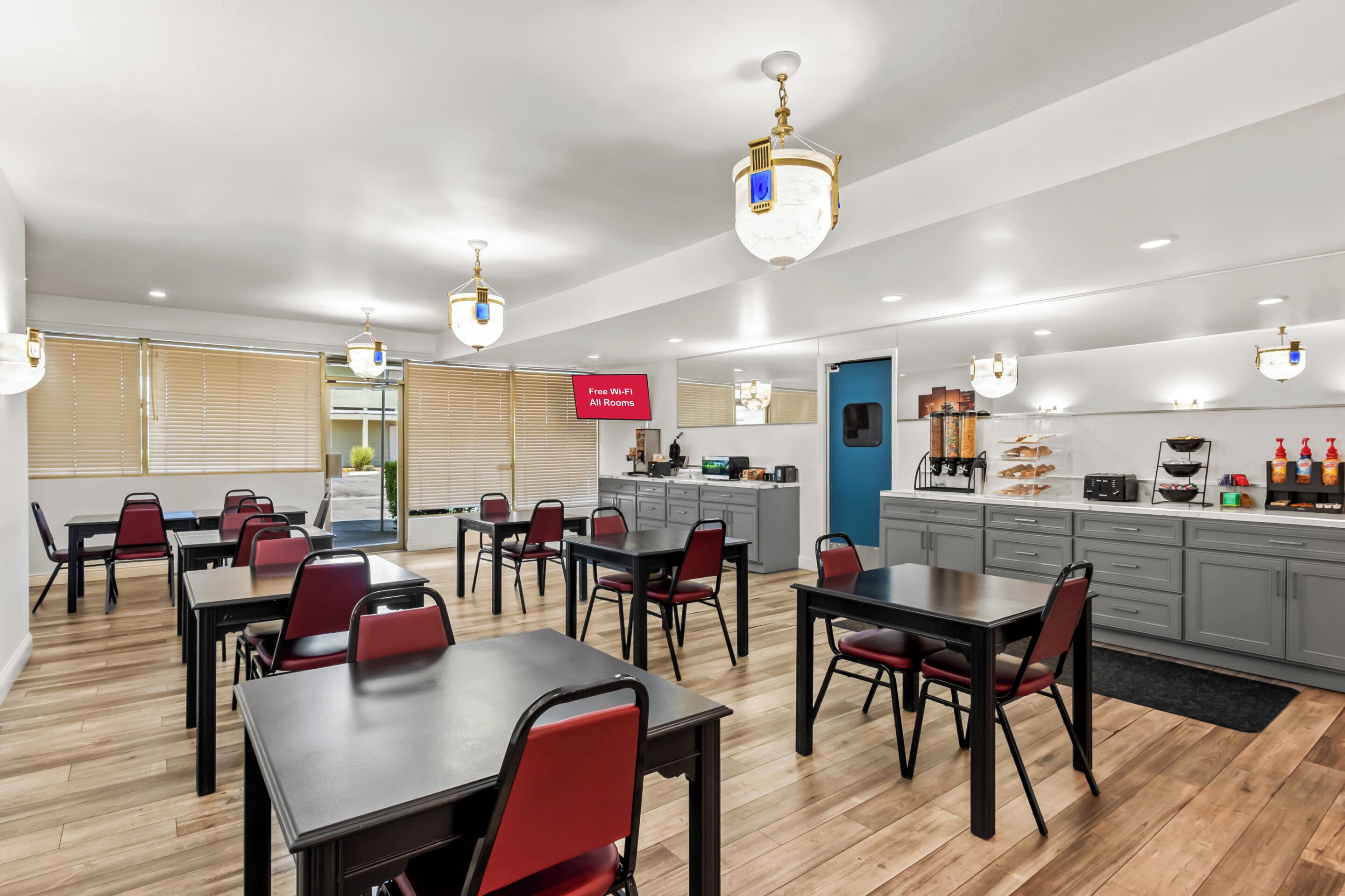 朝食 (コンチネンタル ブレックファスト)、毎日提供 (無料)