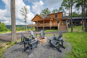 Terrace/patio - Cozy Dog Friendly Chalet w/ Hot Tub & Fireplaces (McHenry)